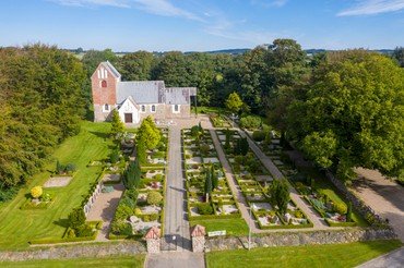 Billede af Hellum Kirke og Kirkegård